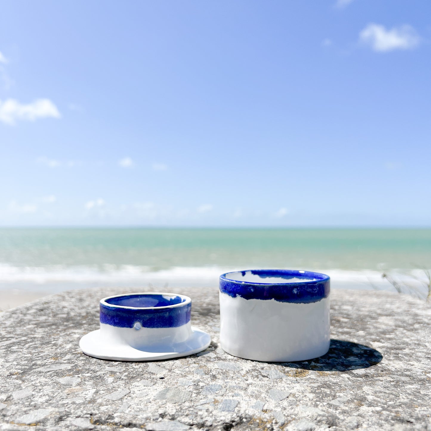 Beurrier à eau - Grès blanc, émail blanc et bleu