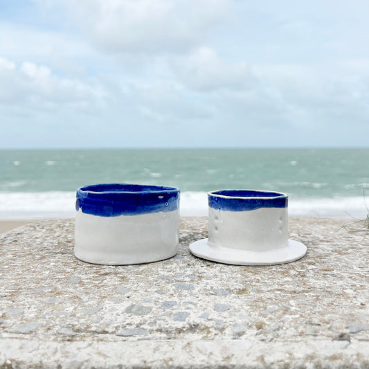 Grand Beurrier à eau - Grès blanc, émail bleu