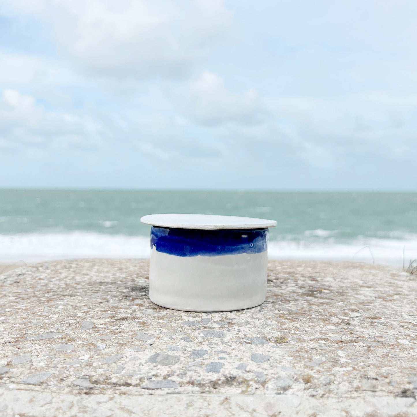 Grand Beurrier à eau - Grès blanc, émail bleu