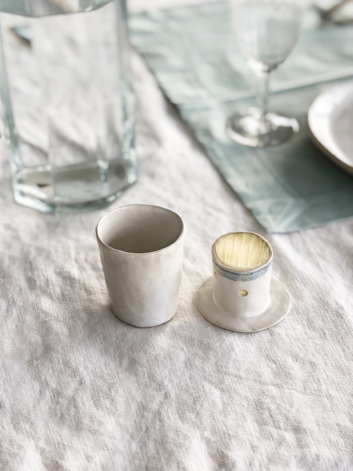 Beurrier à eau - Grès gris, émail blanc