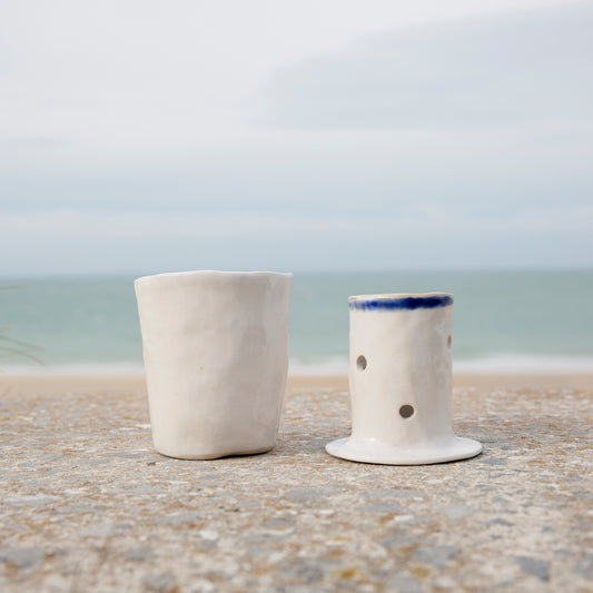 Petit beurrier à eau - Grès blanc, émaille blanc et bleu