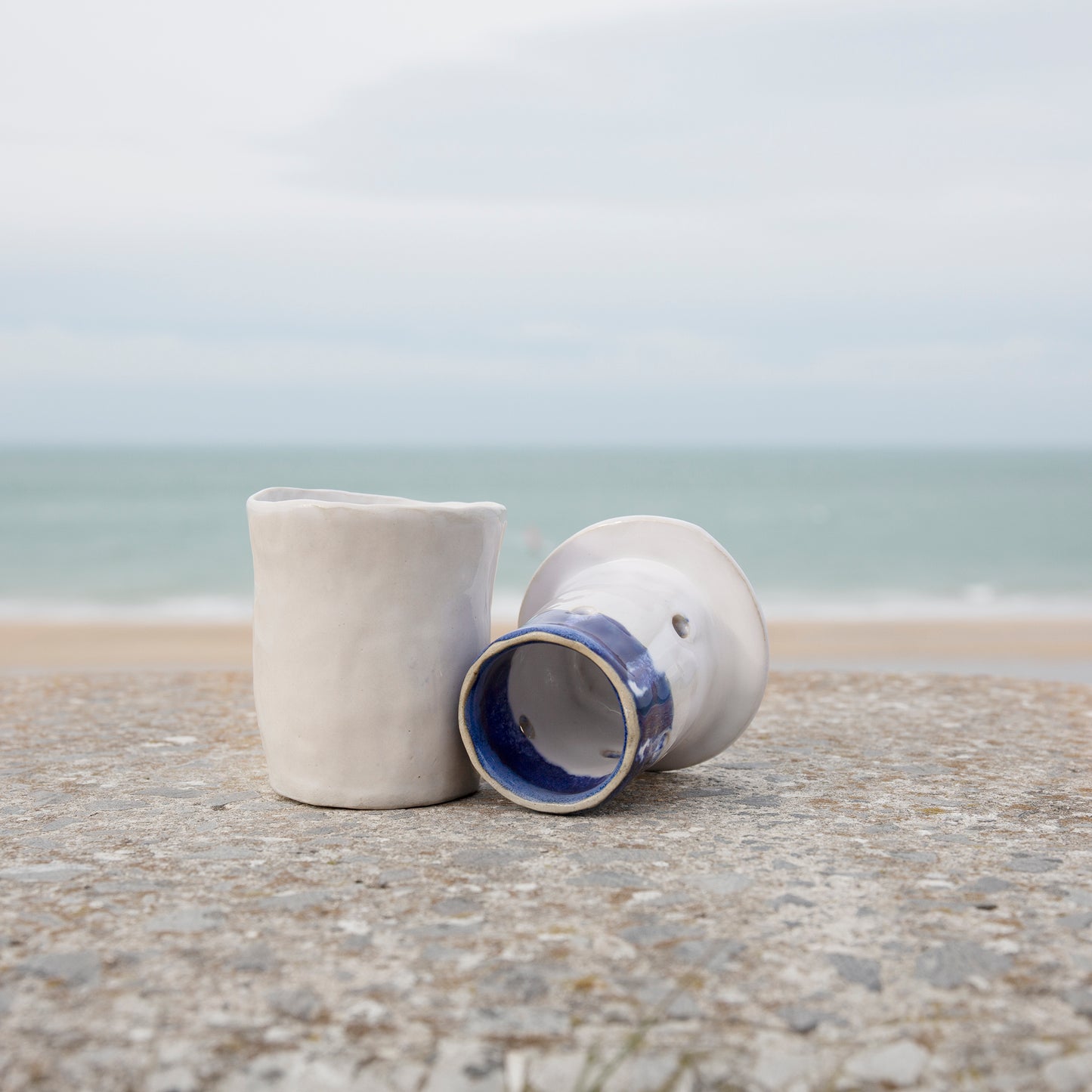 Petit beurrier à eau - Grès blanc, émaille blanc et bleu